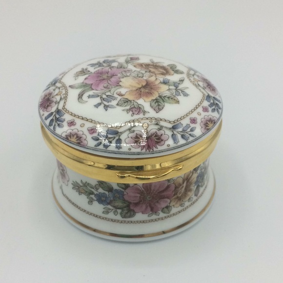 Vintage Elizabethan  Falcon porcelain jewelry box - Picture 2 of 6